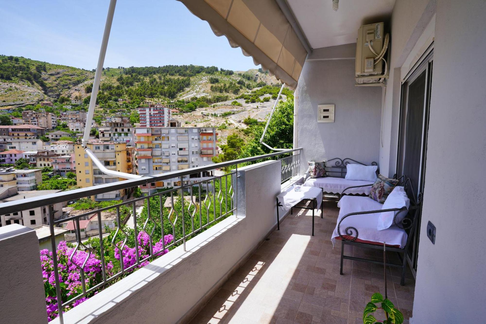 Vila Banushi Gjirokaster Luaran gambar