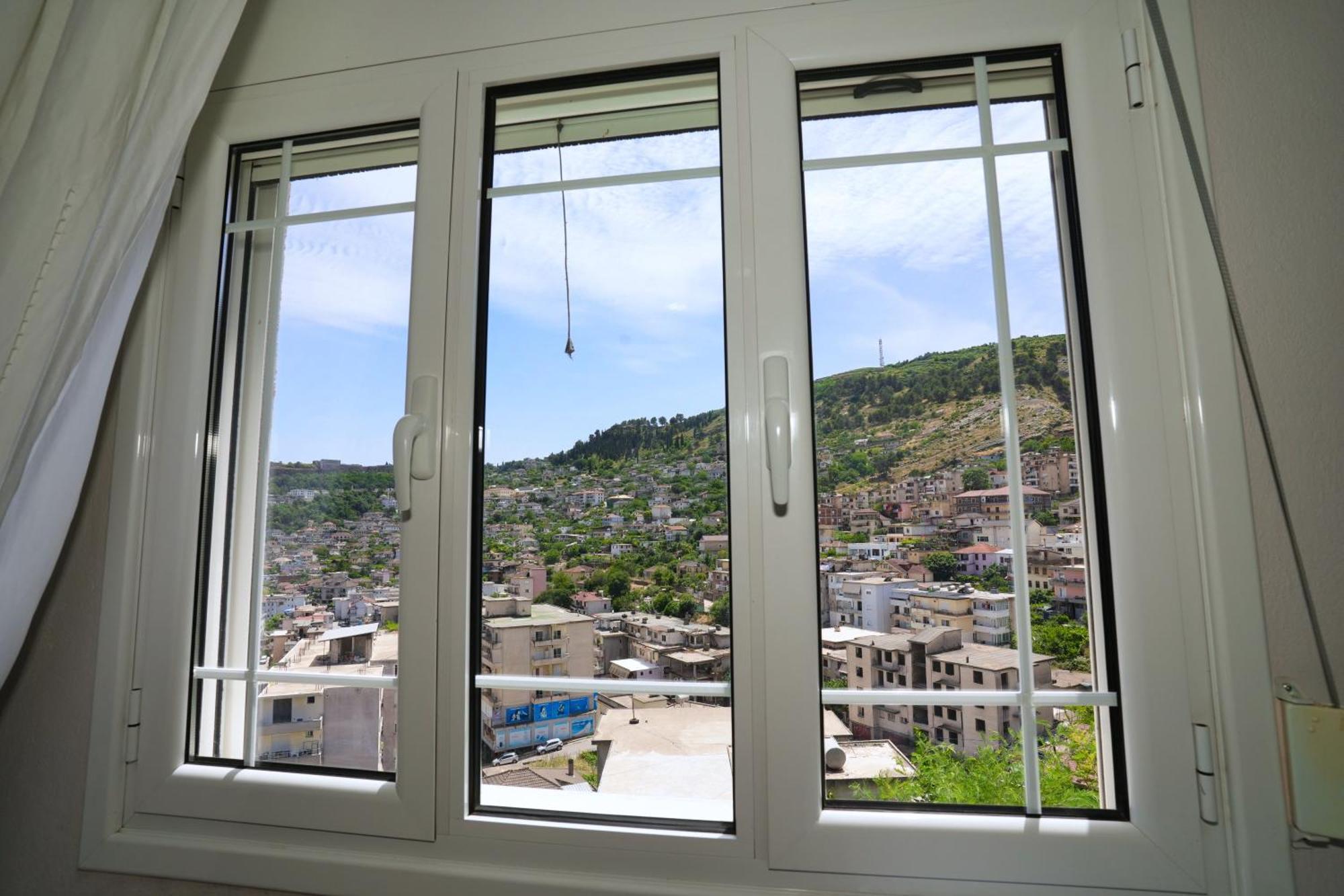 Vila Banushi Gjirokaster Luaran gambar